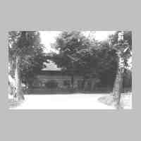 002-0013 Die Schule in Asslacken mit Lehrer Hugo Weiss.jpg